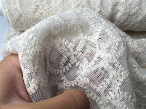 Blonde - flot mønster med broderede cirkler
